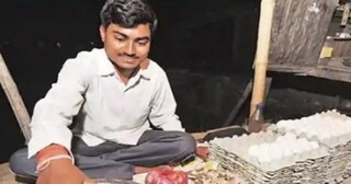 पहले बेचते थे अंडे, फिर UPSC पास कर बने अफसर, मनोज की यह कहानी प्रेरणा देती है UPSC Story: पहले बेचते थे अंडे, फिर यूपीएससी पास कर बने अफसर, बिहार के मनोज की कहानी नजरिया बदल देगी